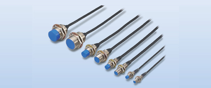 獨(dú)立的KEYENCE接近傳感器，高靈敏度和長(zhǎng)距離接近傳感器。出色的緊固強(qiáng)度：傳感器外殼厚實(shí)堅(jiān)固。傳感器牢固擰緊，以防止因振動(dòng)或沖擊引起的松動(dòng)。靈活的關(guān)節(jié)：電纜通過高靈活接頭連接到傳感器頭，可以彎曲成90度角，同時(shí)仍然可以防止電纜斷線。