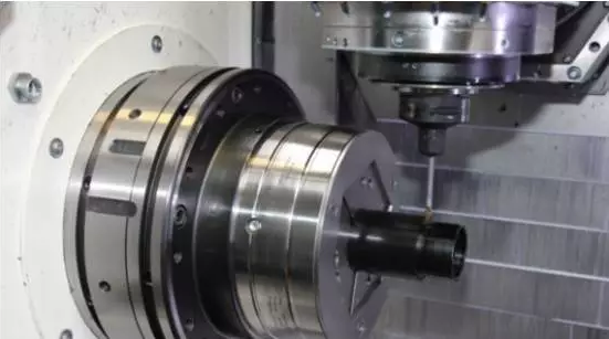 機(jī)械加工現(xiàn)有生產(chǎn)模式主要體現(xiàn)在工裝應(yīng)用落后，效率低下，工人加工零件時(shí)裝夾及找正時(shí)間長(zhǎng)，特別是單件或小批生產(chǎn)頻繁更換工裝時(shí)，大多數(shù)時(shí)間都是在安裝OTT-JAKOB夾具及找正。