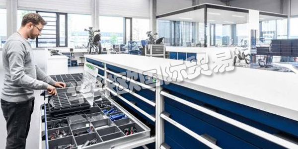 BOTT集團公司在三個歐洲地區(qū)開發(fā)和生產(chǎn)車輛設(shè)備，操作設(shè)備和工作站系統(tǒng)。憑借其產(chǎn)品，bott為全球工業(yè)和貿(mào)易客戶提供服務(wù)。他們在生產(chǎn)，服務(wù)和裝配方面的高效工作是這里的重點。