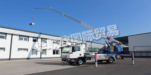 KLAAS早在1933年，由西奧多·克拉斯(Theodor Klaas)在威斯特伐利亞(Westphalia)的阿舍貝格(Ascheberg)成立。作為一名建筑承包商，他在第二次世界大戰(zhàn)后利用他的所有創(chuàng)造力開(kāi)發(fā)出第一臺(tái)傾斜式升降機(jī)，這使得建筑工地的工作變得更加容易。