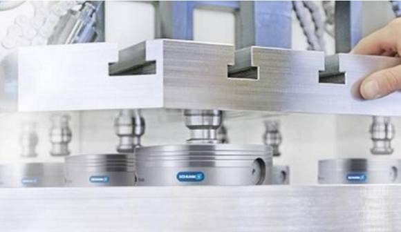 SCHUNK刀具夾持系統(tǒng)對(duì)機(jī)加工行業(yè)產(chǎn)生了前所未有的革命性影響。?模塊化夾持系統(tǒng)借鑒其優(yōu)勢(shì)，它的作用遠(yuǎn)不止于一個(gè)參考基準(zhǔn)，還提供了包括定位、夾持以及接口通用等功能。這種夾持原理如今被認(rèn)為是提高生產(chǎn)效率的最有效的方法之一，廣泛適用于從小型零件到大型零件，從粗加工到裝配應(yīng)用的各種工藝。作為這一技術(shù)的先驅(qū)以及夾持技術(shù)和抓取系統(tǒng)的領(lǐng)導(dǎo)者，SCHUNK始終致力于開(kāi)發(fā)新的應(yīng)用領(lǐng)域，并在它的模塊化系統(tǒng)中新增了適用于直接夾持工件以及微小型零件的專(zhuān)業(yè)標(biāo)準(zhǔn)模塊。