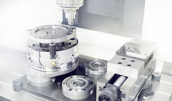 SCHUNK刀具夾持系統(tǒng)對(duì)機(jī)加工行業(yè)產(chǎn)生了前所未有的革命性影響。?模塊化夾持系統(tǒng)借鑒其優(yōu)勢(shì)，它的作用遠(yuǎn)不止于一個(gè)參考基準(zhǔn)，還提供了包括定位、夾持以及接口通用等功能。這種夾持原理如今被認(rèn)為是提高生產(chǎn)效率的最有效的方法之一，廣泛適用于從小型零件到大型零件，從粗加工到裝配應(yīng)用的各種工藝。作為這一技術(shù)的先驅(qū)以及夾持技術(shù)和抓取系統(tǒng)的領(lǐng)導(dǎo)者，SCHUNK始終致力于開(kāi)發(fā)新的應(yīng)用領(lǐng)域，并在它的模塊化系統(tǒng)中新增了適用于直接夾持工件以及微小型零件的專(zhuān)業(yè)標(biāo)準(zhǔn)模塊。