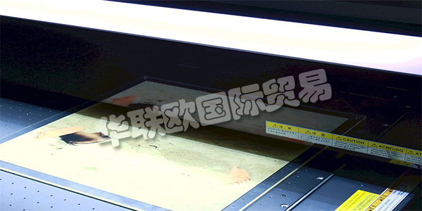 德國PLANISTAR主要產(chǎn)品：PLANISTAR燈具、熒光燈等。PLANISTAR自1983年以來，他們的團隊一直致力于照明技術(shù)和照明產(chǎn)品。他們制造了帶鹵素?zé)舻钠矫姹彻?。他們已?jīng)掌握了這項光技術(shù)的知識和專利，甚至在邊緣照明進(jìn)入許多顯示器和背光之前。