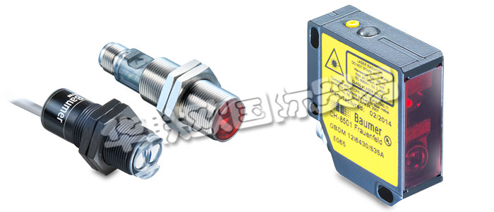 堡盟漫反射式傳感器強(qiáng)度差別檢測型的發(fā)射器和接收器位于同一個(gè)外殼內(nèi)。光源射出的紅外線、紅光或激光直接被目標(biāo)物反射回到傳感器上。如果目標(biāo)物反射的光線足夠充足，接收光將觸發(fā)傳感器的開關(guān)動(dòng)作。照射到目標(biāo)物上的光線基本上都發(fā)生漫反射，并沿各個(gè)方向反射。接收器只接收到這些光線的很小一部分。如果目標(biāo)物反射的光線足夠充足，接收光將觸發(fā)傳感器的開關(guān)動(dòng)作。由于傳感器是根據(jù)來自材料的反射光而工作，所以表面特性、顏色和光澤度對(duì)于檢測距離的影響極大。