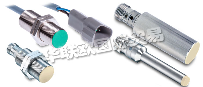 堡盟電感式接近開關(guān)屬于非接觸式電子傳感器。電感式傳感器能識別所有導(dǎo)電金屬目標(biāo)物。振蕩器產(chǎn)生一個高頻電磁場，電磁場從開關(guān)的感應(yīng)面發(fā)出。當(dāng)導(dǎo)電金屬物體進(jìn)入此電磁場時，金屬內(nèi)部會感生渦流，使振蕩幅值發(fā)生變化，從而使振蕩器輸出的電壓發(fā)生變化，進(jìn)而導(dǎo)致觸發(fā)器的狀態(tài)變化并改變輸出狀態(tài)。