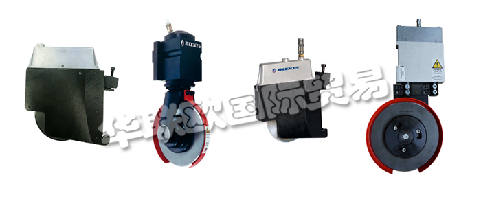 DIENES的客戶可以使用DIENES刀架獲得最好的結(jié)果。即以卓越的品質(zhì)和領(lǐng)先的自動(dòng)分切技術(shù)制造商的密集創(chuàng)新開(kāi)發(fā)工作。剪切，劃痕/擠壓剪切，剃須刀切割刀架或熱切割刀架，Premium，Elite或Ultimate系列，均以超精確的刀引導(dǎo)和較長(zhǎng)的使用壽命給人留下深刻的印象，并在日常使用中始終保持牢固的抓地力。此外，他們幾乎所有的刀架都可以集成到DIENES分切系統(tǒng)中，例如趨勢(shì)設(shè)定的SIMU-FLASH自動(dòng)同步定位系統(tǒng)，或者在具有手動(dòng)控制功能的高精度定位輔助器中。