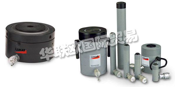 LUKAS是第一家開發(fā)用于救援作業(yè)的液壓切割設(shè)備的供應(yīng)商。這為整個(gè)行業(yè)奠定了基礎(chǔ)。如今，LUKAS團(tuán)隊(duì)孜孜以求，以精準(zhǔn)，熱情的方式生產(chǎn)每一種產(chǎn)品。起重的材料需要移動(dòng)時(shí)，或者工廠中的大型設(shè)備等在使用一段時(shí)間后需要檢修，檢修位置經(jīng)常出現(xiàn)在設(shè)備底端，這時(shí)就需要用液壓缸對(duì)設(shè)備先進(jìn)行頂升后才有足夠空間來檢修。LUKAS提供的液壓缸起重噸位最大至1100噸，可輕松應(yīng)對(duì)各種大型設(shè)備的頂升操作。下文為您介紹LUKAS氣缸。